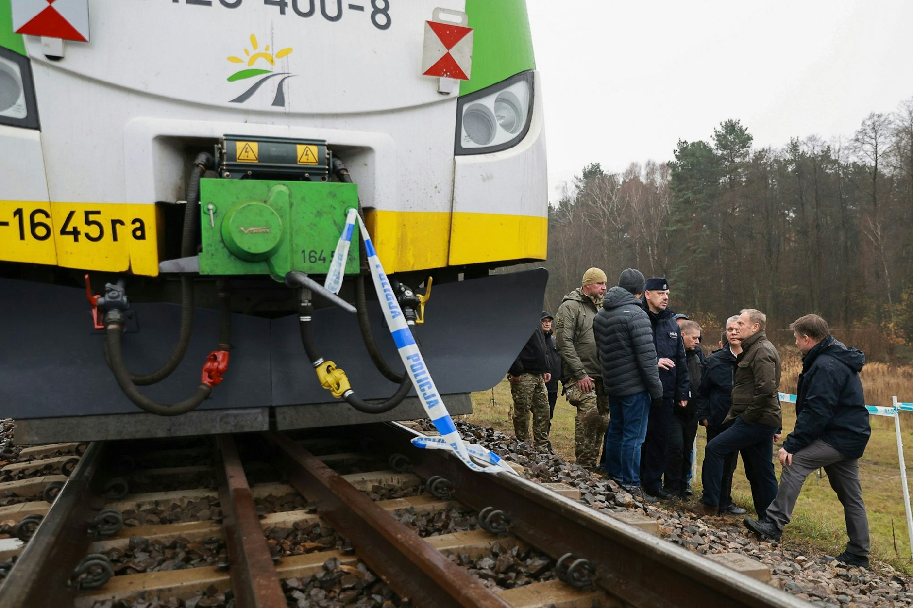 Polens Ministerpräsident Donald Tusk (2.v.r) besichtigt hier die durch Sabotage beschädigte Eisenbahnstrecke Mika in der Nähe von Deblin (Woiwodschaft Lublin). 
