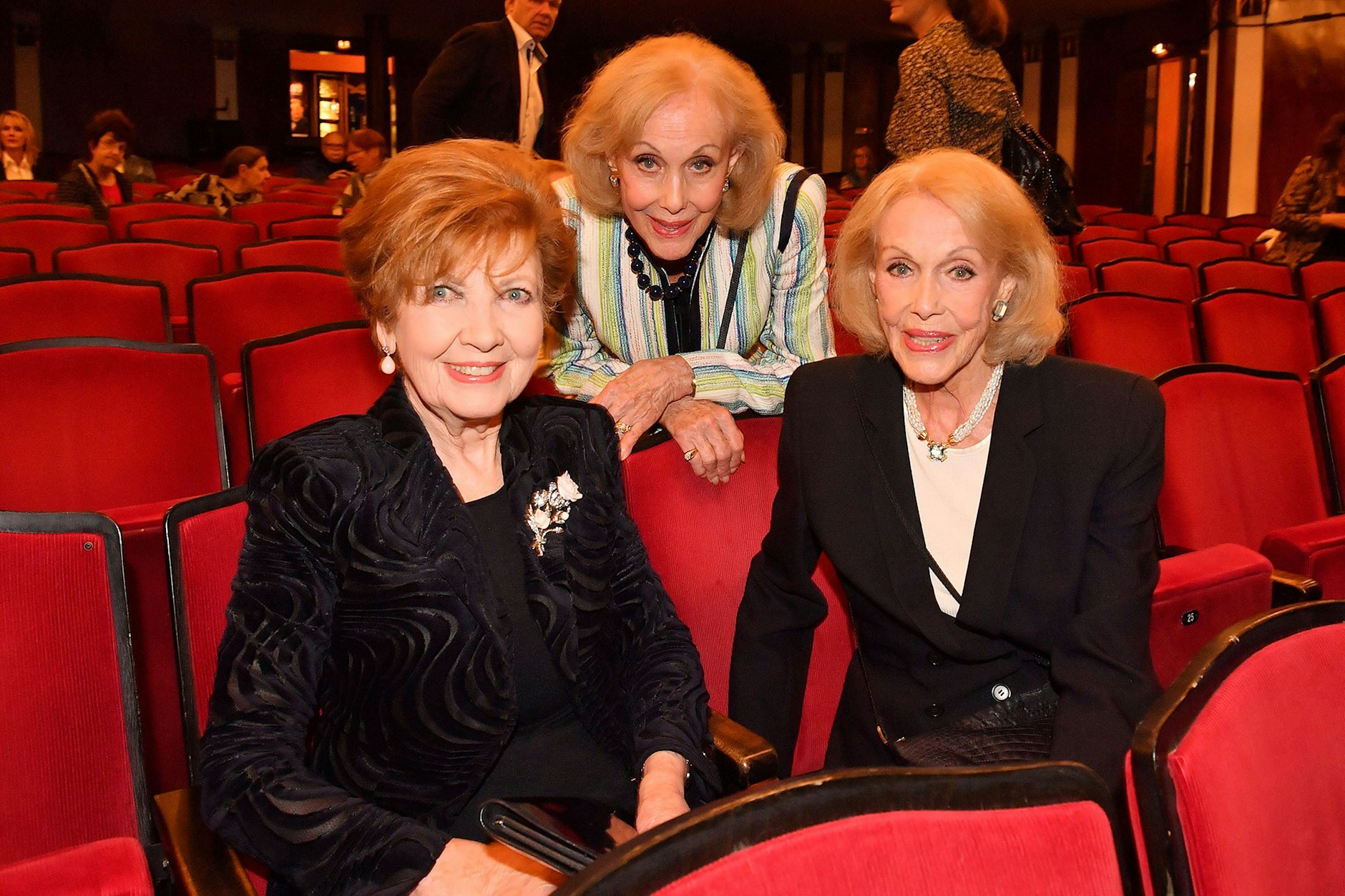 Carolin Reiber mit Alice und Ellen Kessler im Jahr 2023