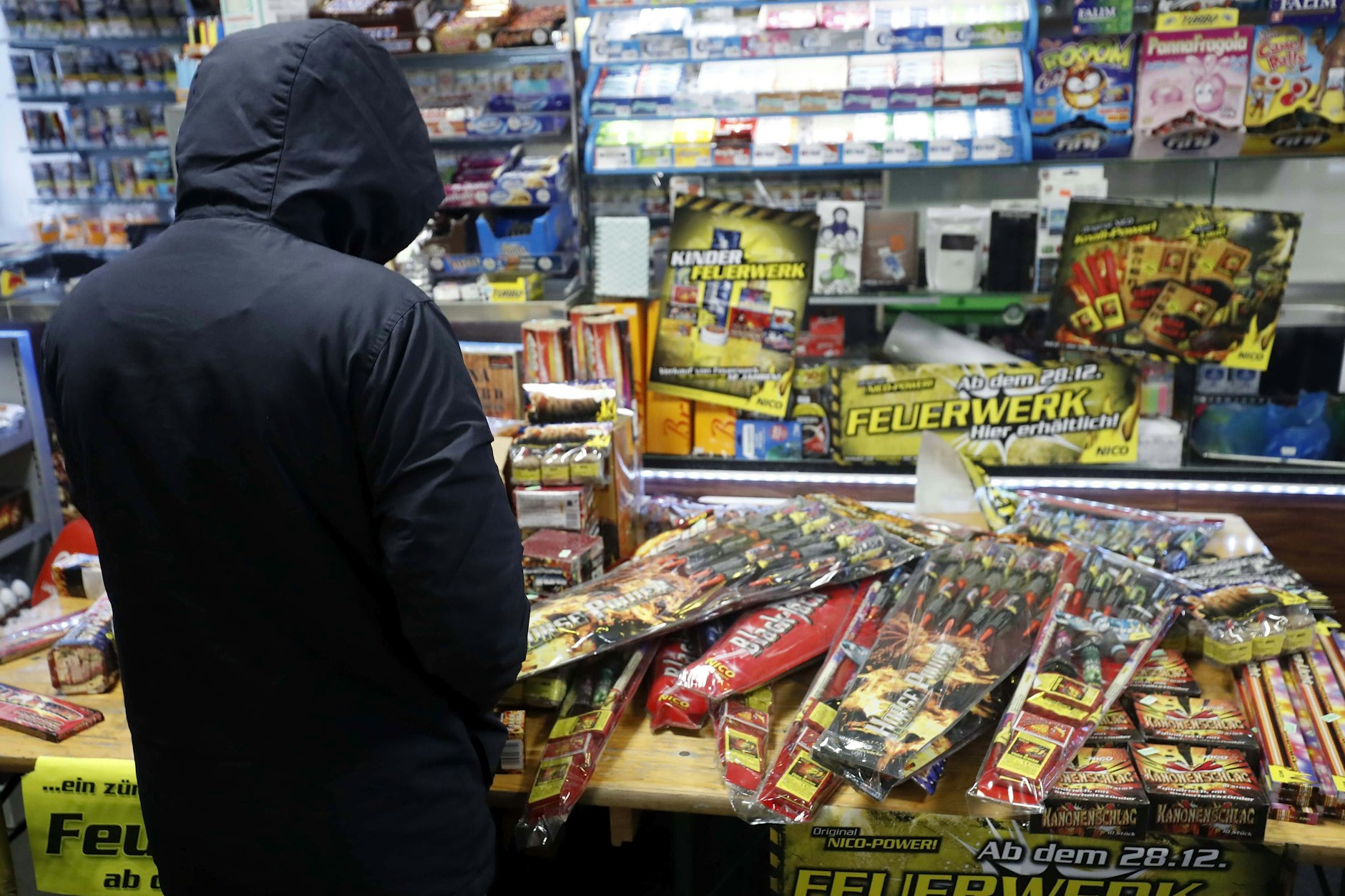 Feuerwerk gibt es in den Läden nur an den letzten drei Tagen des Jahres. Doch das interessiert viele Böller-Chaoten sowieso wenig: Sie beschaffen ihre Knaller illegal im Ausland.