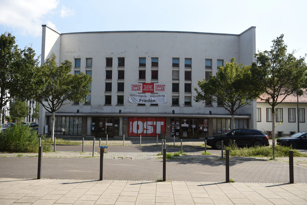 Das Theater Ost in Berlin-Adlershof muss das Gebäude für die Sanierung räumen.