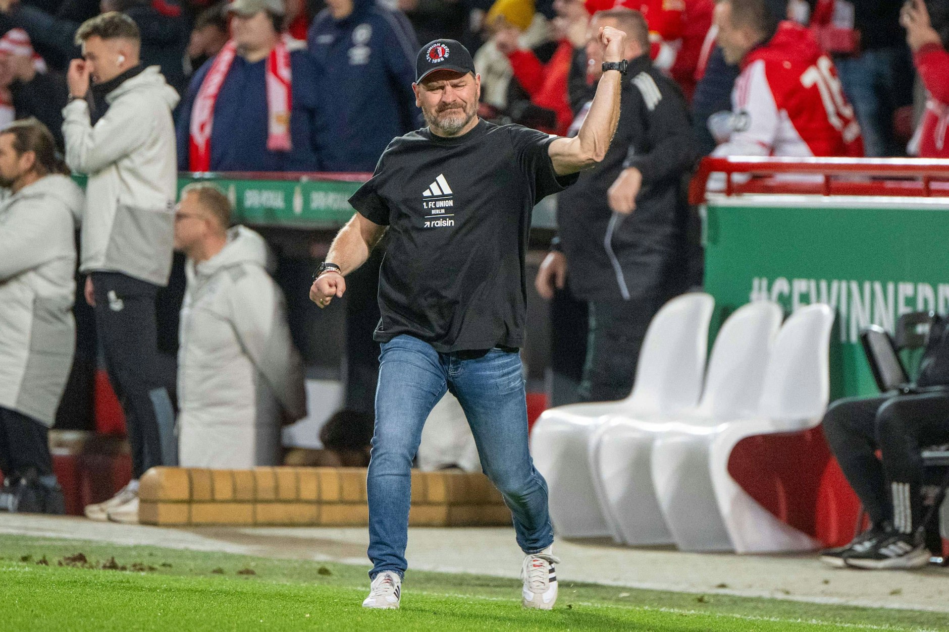 Steffen Baumgart trägt auch im Winter gerne T-Shirt. Der Cheftrainer des 1. FC Union Berlin wird aber auch warm ums Herz, wenn er an das Comeback von Josip Juranovic denkt.
