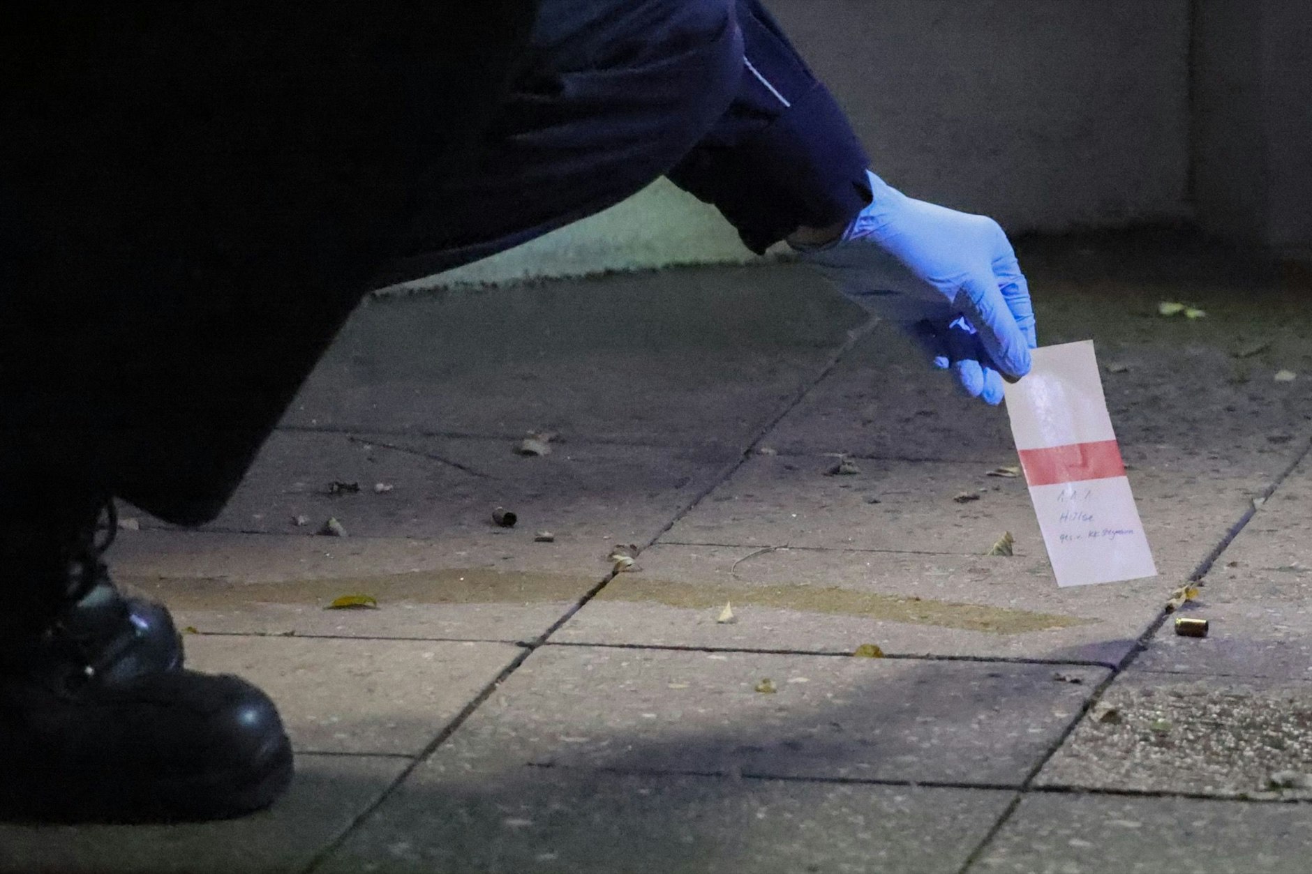 Die Ermittler sicherten Spuren. Zu den Tätern, die auf die Fahrschule in Reinickendorf schossen, gibt es bisher keine Informationen.