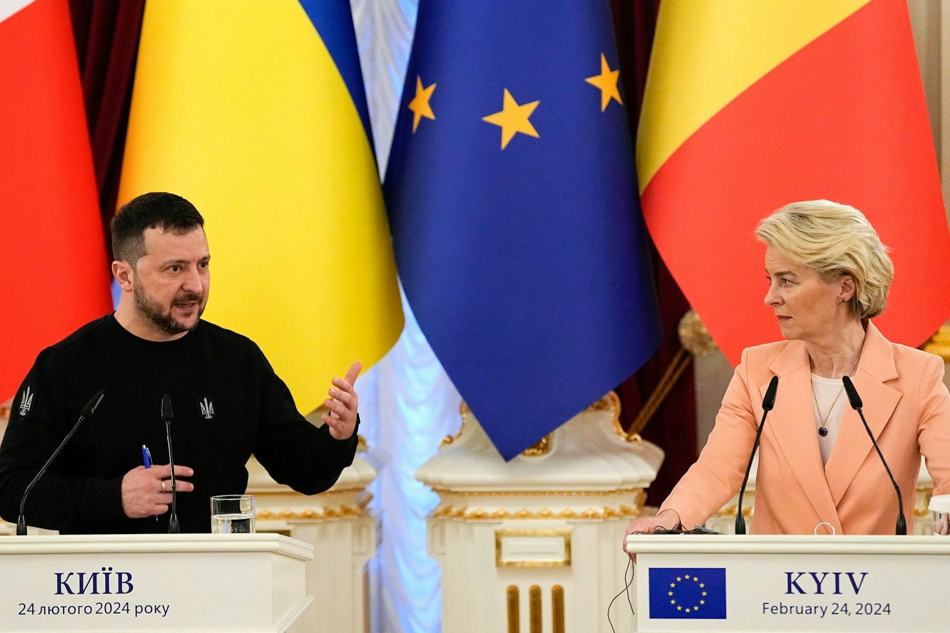 Der ukrainische Präsident Wolodymyr Selenskyj spricht während einer gemeinsamen Pressekonferenz mit EU-Kommissionspräsidentin Ursula von der Leyen im Mariinsky-Palast. (zu dpa: „Neue EU-Analyse sieht Reformtempo der Ukraine kritisch“)