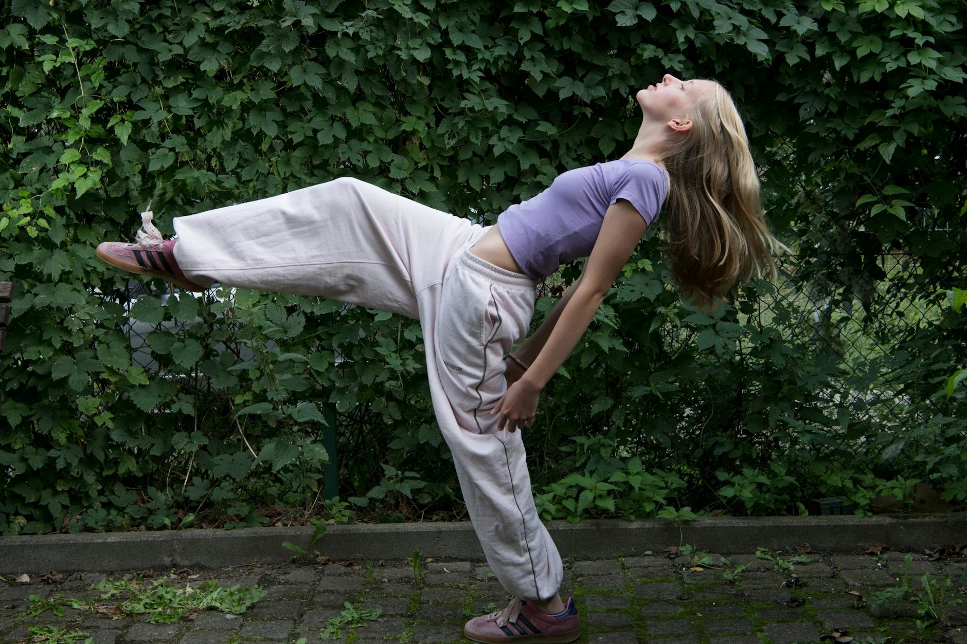 Junge Berliner Tänzerin im Garten des Jungen Tanzhauses Berlin
