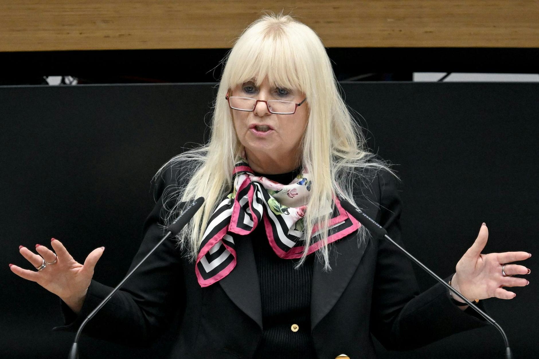 Iris Spranger über Handyüberwachung bei Straftätern mit Waffen: „Allein der Besitz einer illegalen scharfen Schusswaffe sagt wohl viel über den Träger und dessen Gewalt- bis hin zur Tötungsbereitschaft aus.“