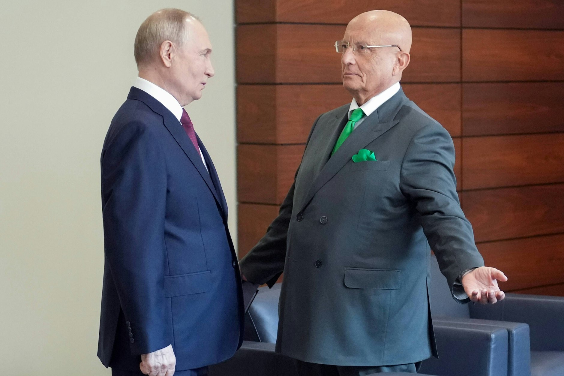 Russlands Präsident Wladimir Putin und HSE-Dekan Sergej Karaganow (rechts) vor einer Plenarsitzung des Petersburger Wirtschaftsforums.