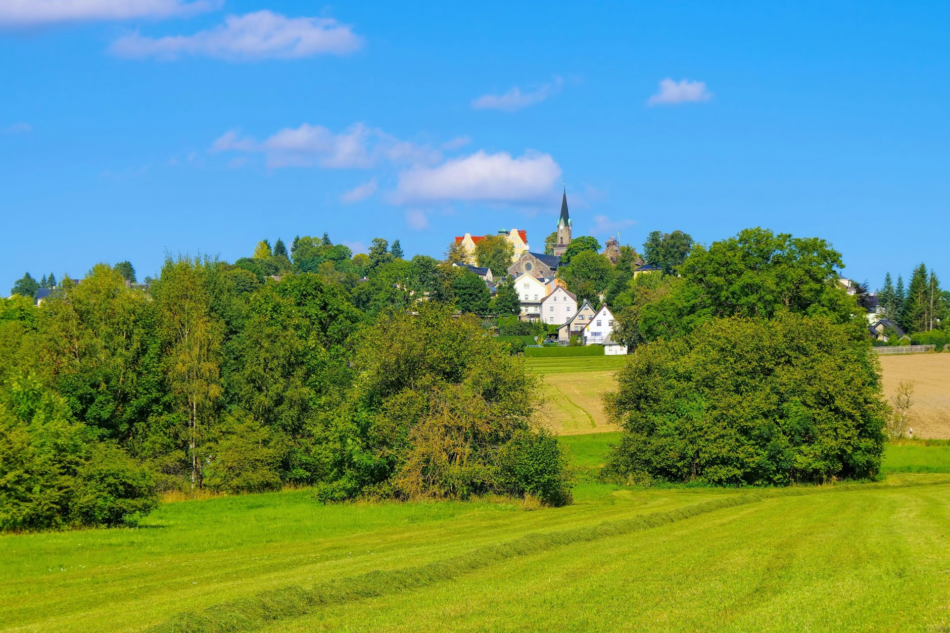 Das malerische Städtchen Schöneck in Sachsen: Hier fiel jetzt ein unbekanntes Flugobjekt vom Himmel.