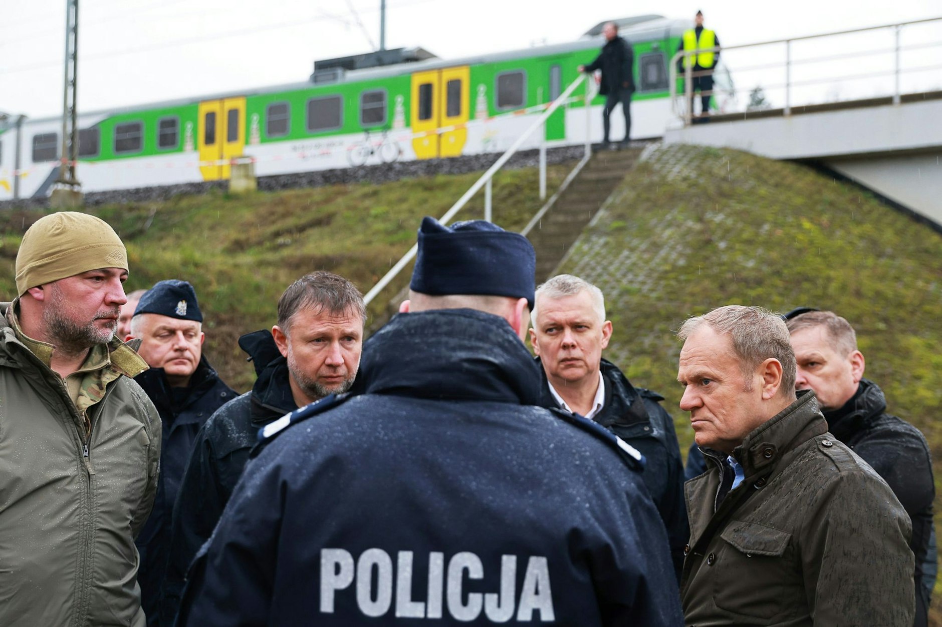 Polens Ministerpräsident Donald Tusk (2.v.r) besichtigte die durch eine Explosion beschädigte Eisenbahnstrecke.