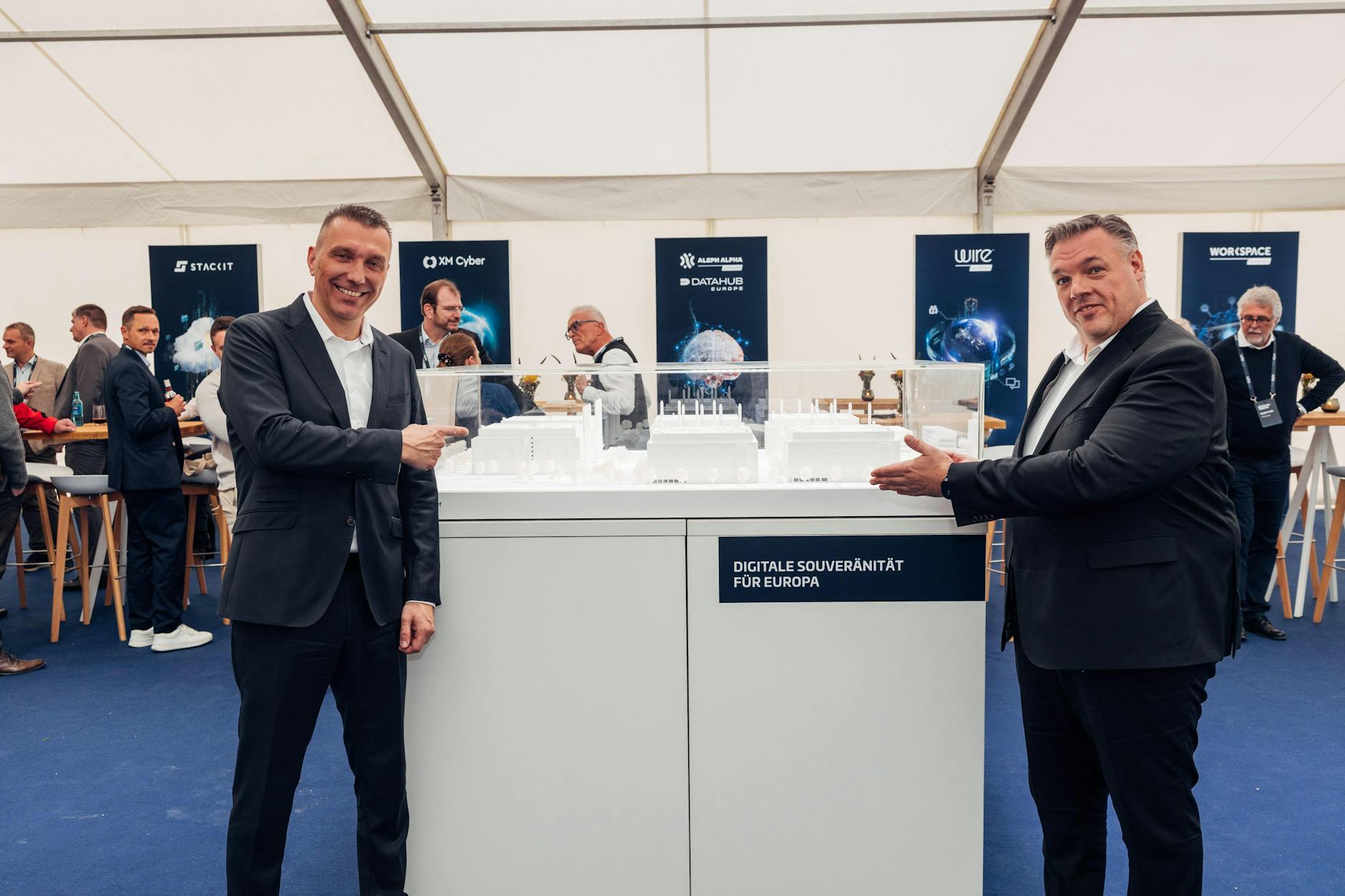 Christian Müller (l) und Rolf Schumann (r), die CEOs hinter Schwarz Digits, beim Spatenstich für die neue Gigafactory.