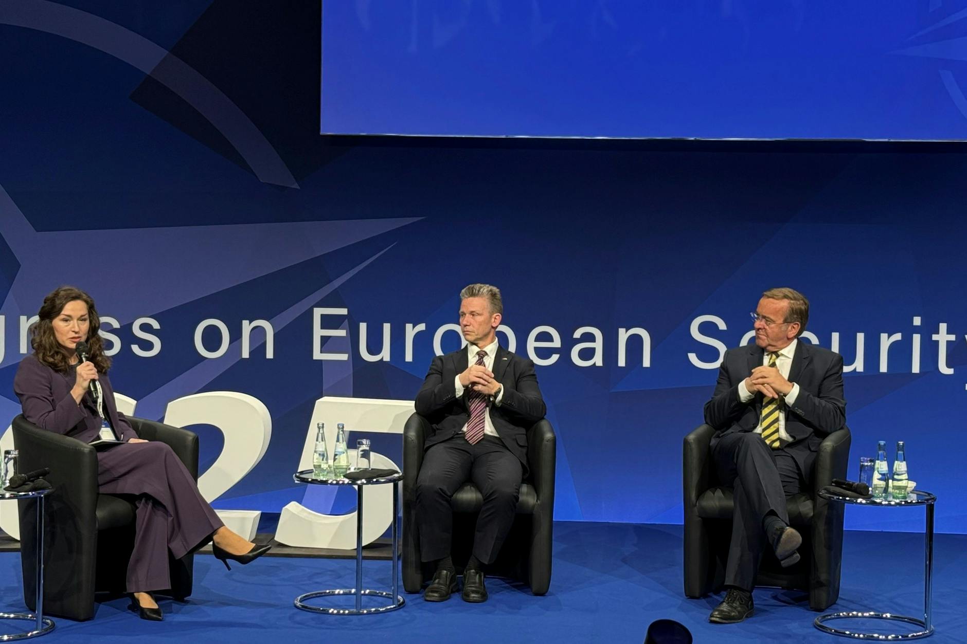 Bundesverteidigungsminister Boris Pistorius mit seinem schwedischen Amtskollegen Pål Jonson kurz vor der Unterzeichnung eines Memorandums zur Vertiefung der Zusammenarbeit