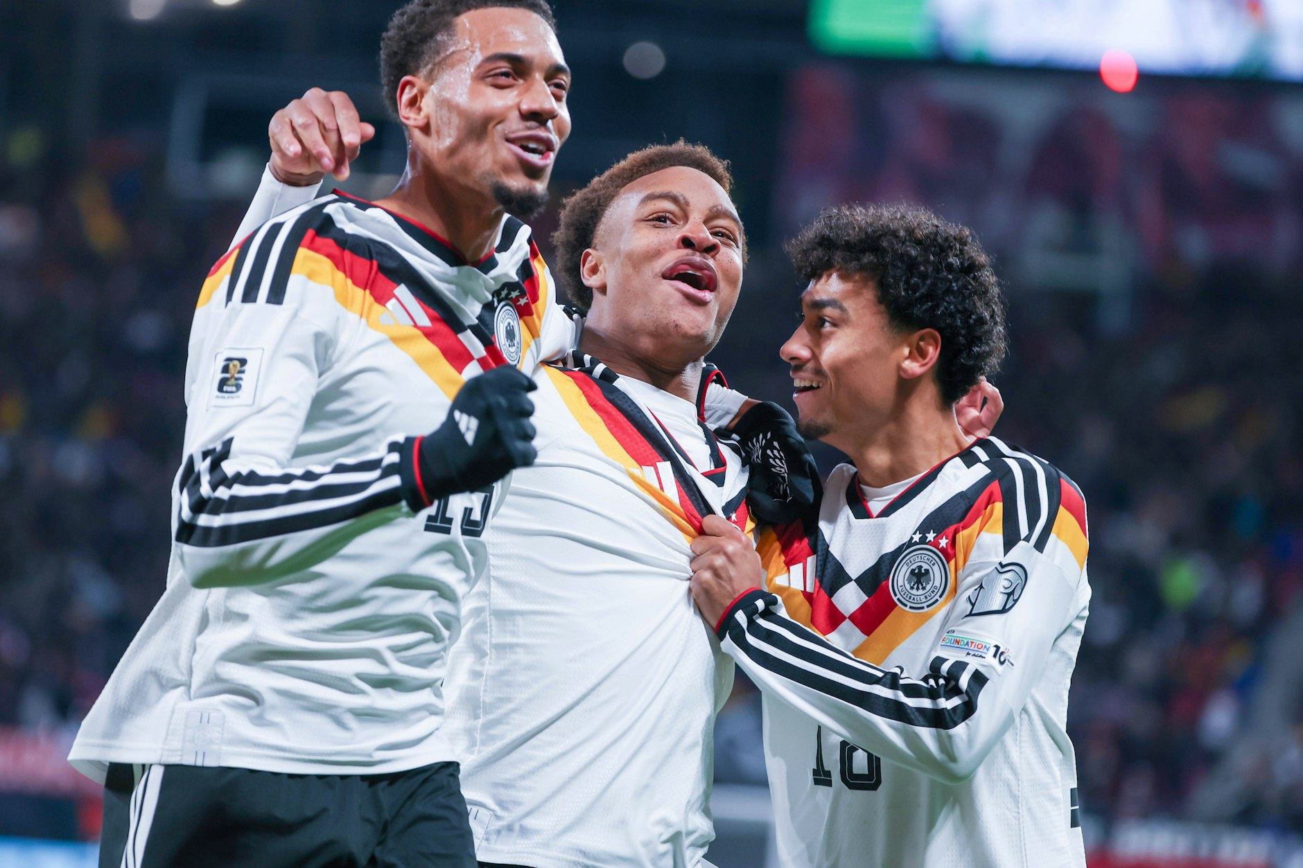 Forza Assan Ouedraogo jubelt nah seinem Tor zum 6:0 mit Felix Nmecha und Nathaniel Brown.