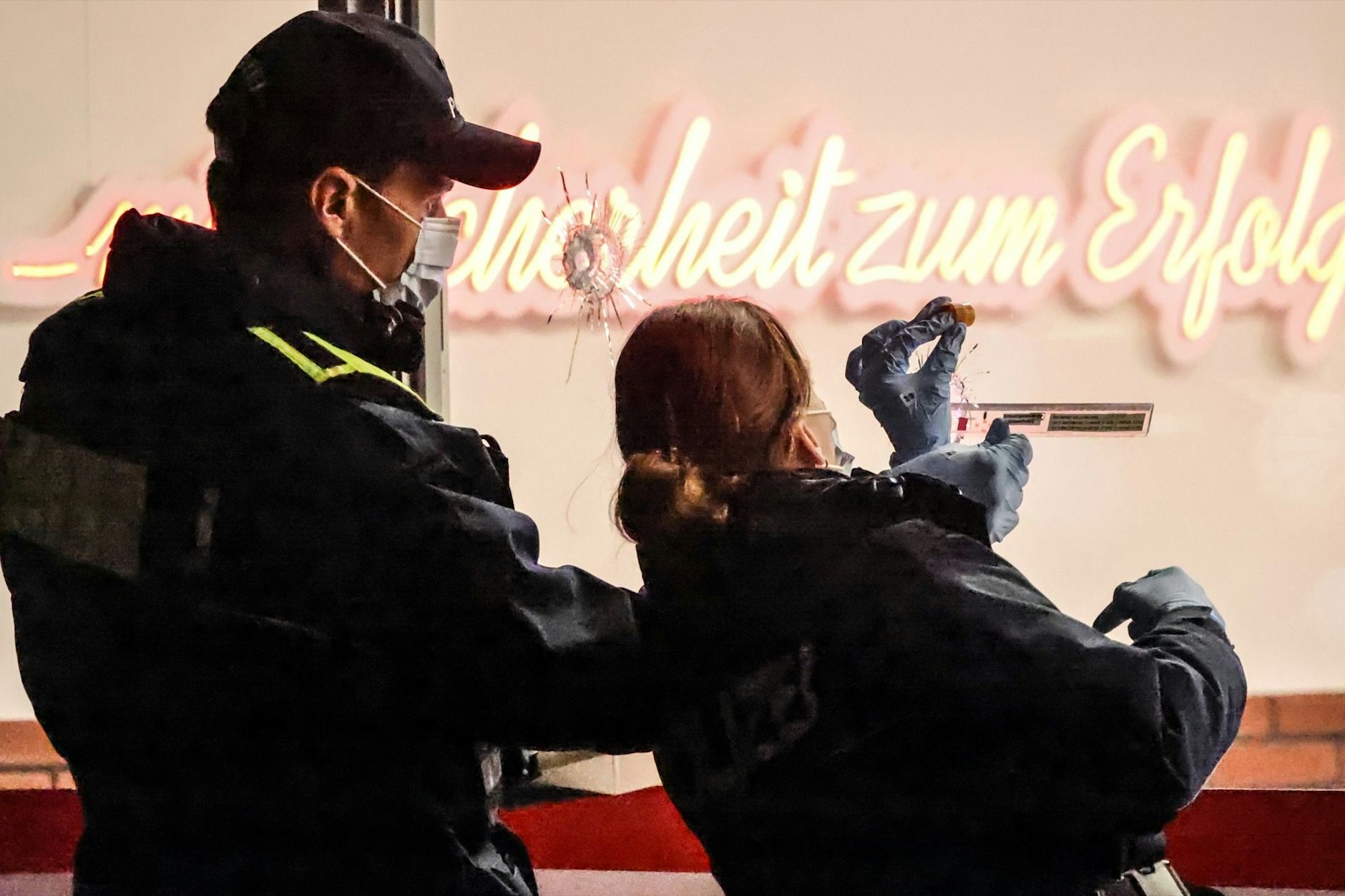 Einsatzkräfte der Polizei vor dem Schaufenster der Fahrschule in der Scharnweberstraße in Reinickendorf. Ein zweites Mal wurde in der Nacht zum Dienstag auf das Ladenlokal geschossen.