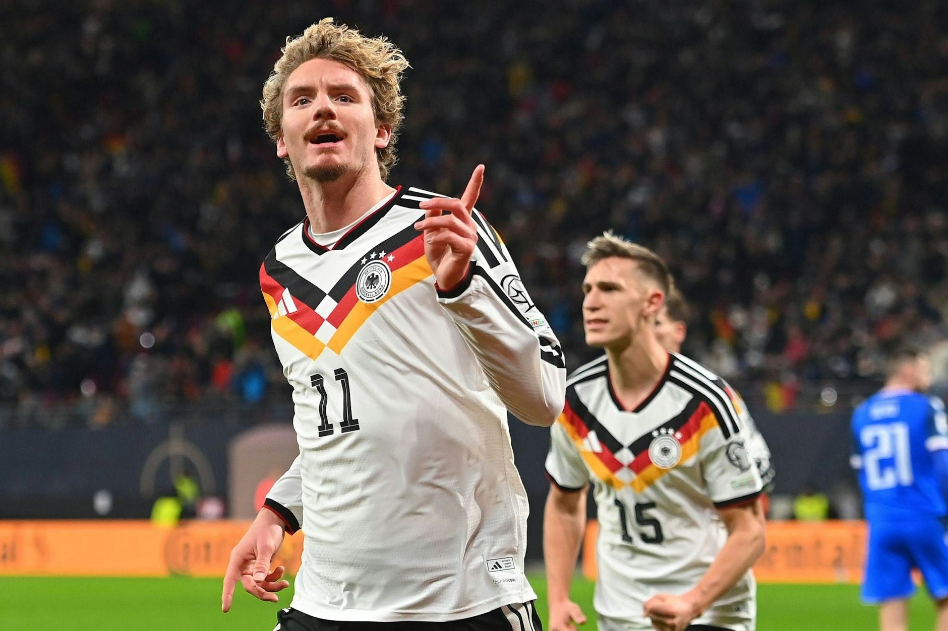 Nick Woltemade feiert nach dem Tor zum 1:0 beim Länderspiel gegen die Slowakei.