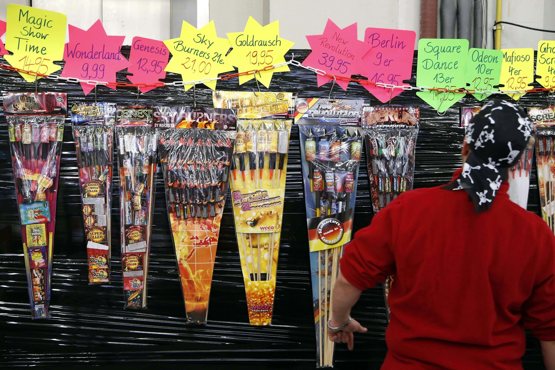 Mit legalem und geprüftem Feuerwerk aus Geschäften in Deutschland können sich die Nutzer kaum schwere Verletzungen zuziehen.