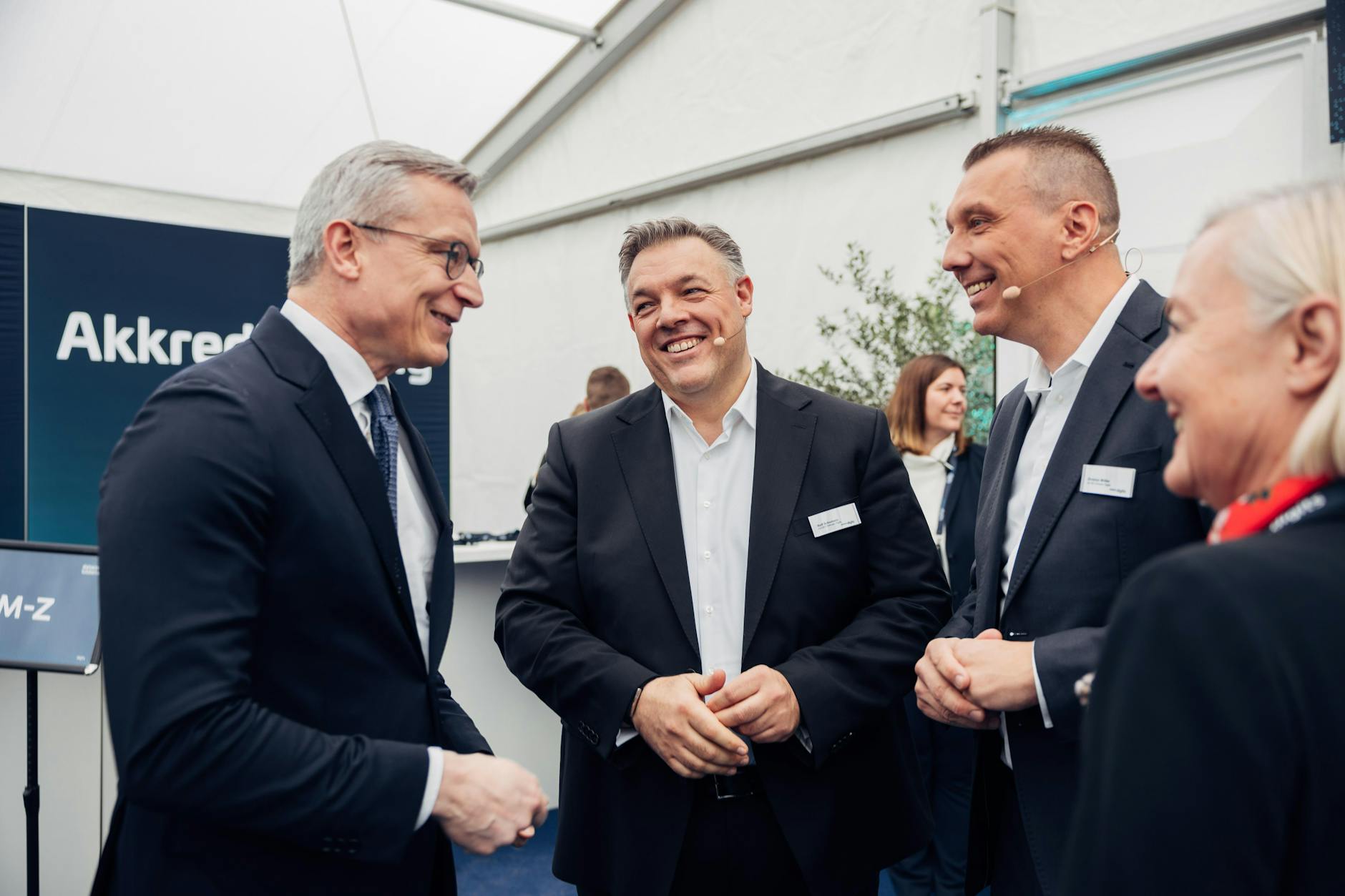 Dr. Karsten Wildberger (l), Bundesminister für Digitales und Staatsmodernisierung, mit den CEOs Rolf Schumann und Christian Müller (r) beim Spatenstich für das „Schwarz Digits Datacenter“.