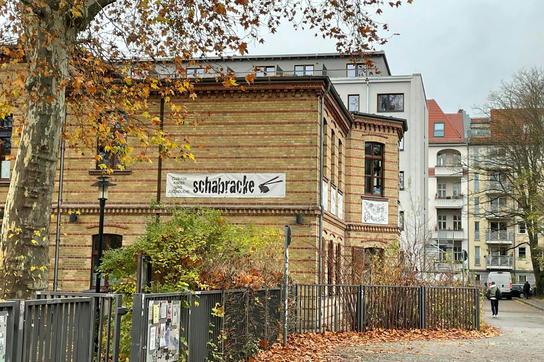 Die Jugendfreizeiteinrichtung Schabracke in Pankow liegt in direkter Nähe zum Spielplatz.