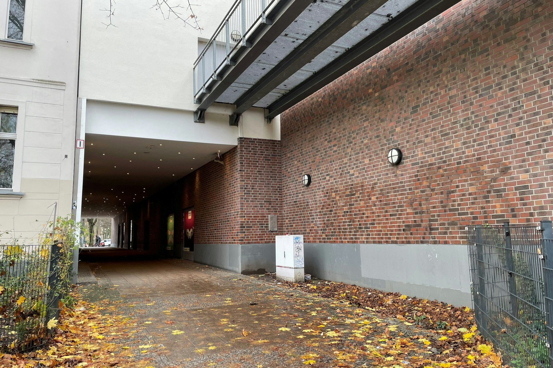 Durchgang zum Rathauscenter in Pankow. Auch hier sollen sich öfter Jugendliche aufgehalten haben.