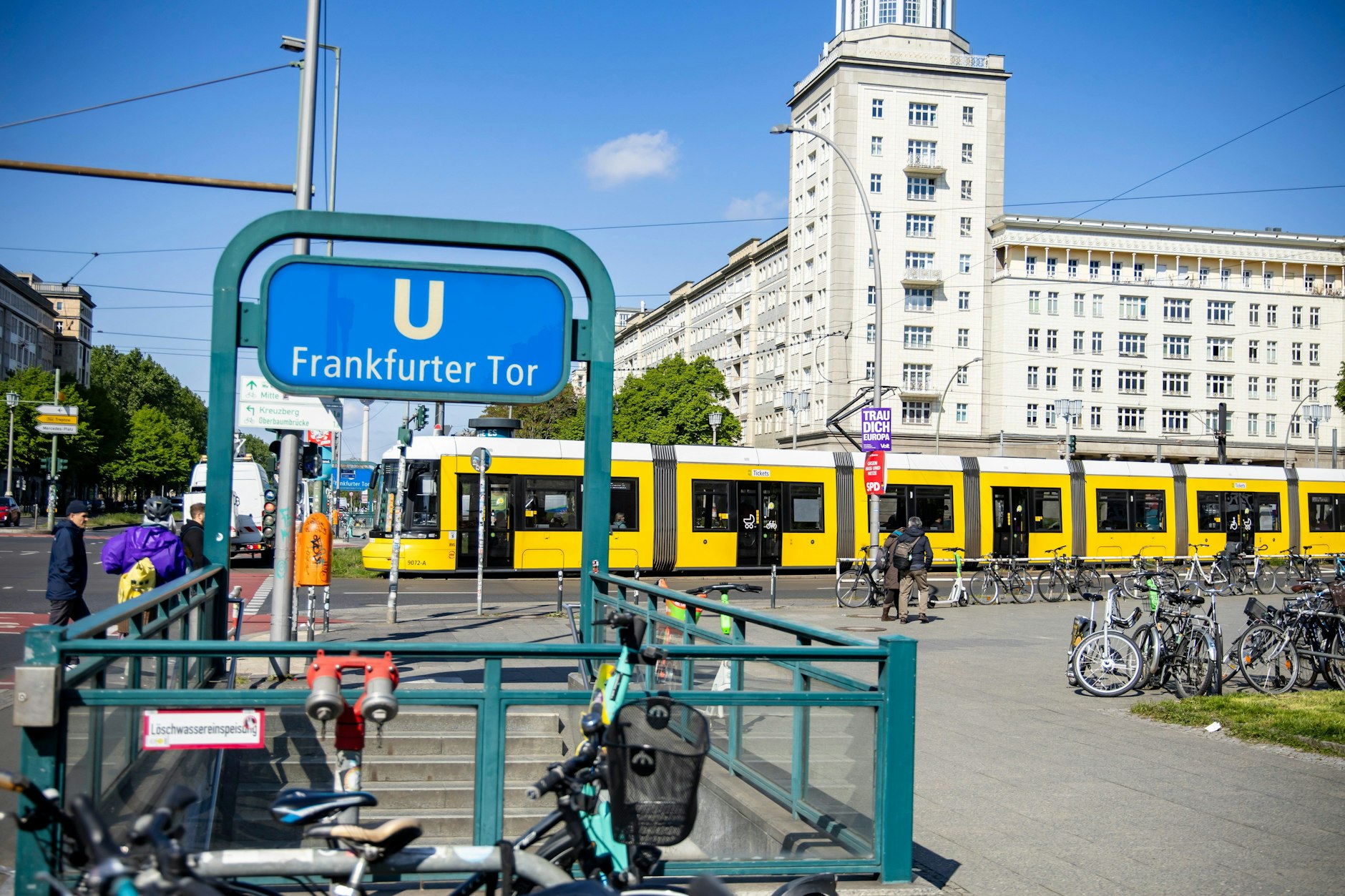 Eine Straßenbahn am Frankfurter Tor. Noch kann man von hier mit der Tram 21 nach Rummelsburg, Karlshorst und Schöneweide fahren, aber nicht mehr lange.