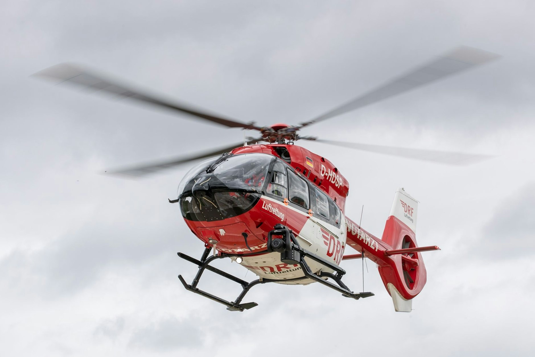 Auch ein Rettungshubschrauber war bei dem Horror-Unfall auf der Autobahn A10 bei Oberkrämer im Einsatz.