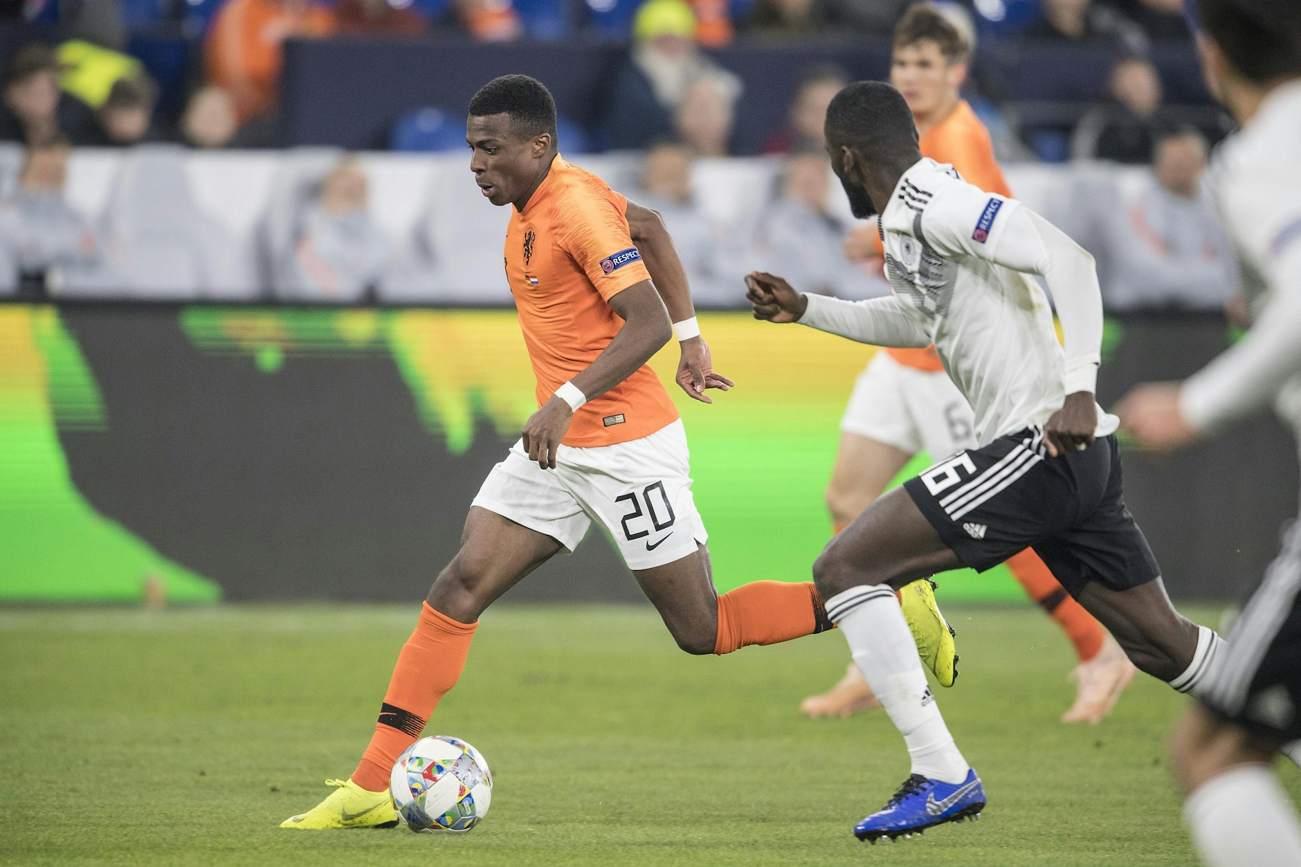Ex-Herthaner Javairo Dilrosun, hier im Duell mit DFB-Star Antonio Rüdiger, absolvierte 2019 ein Pflichtspiel für die Niederlande. Damit kann Beckers Cousin nicht mehr für Suriname spielen.