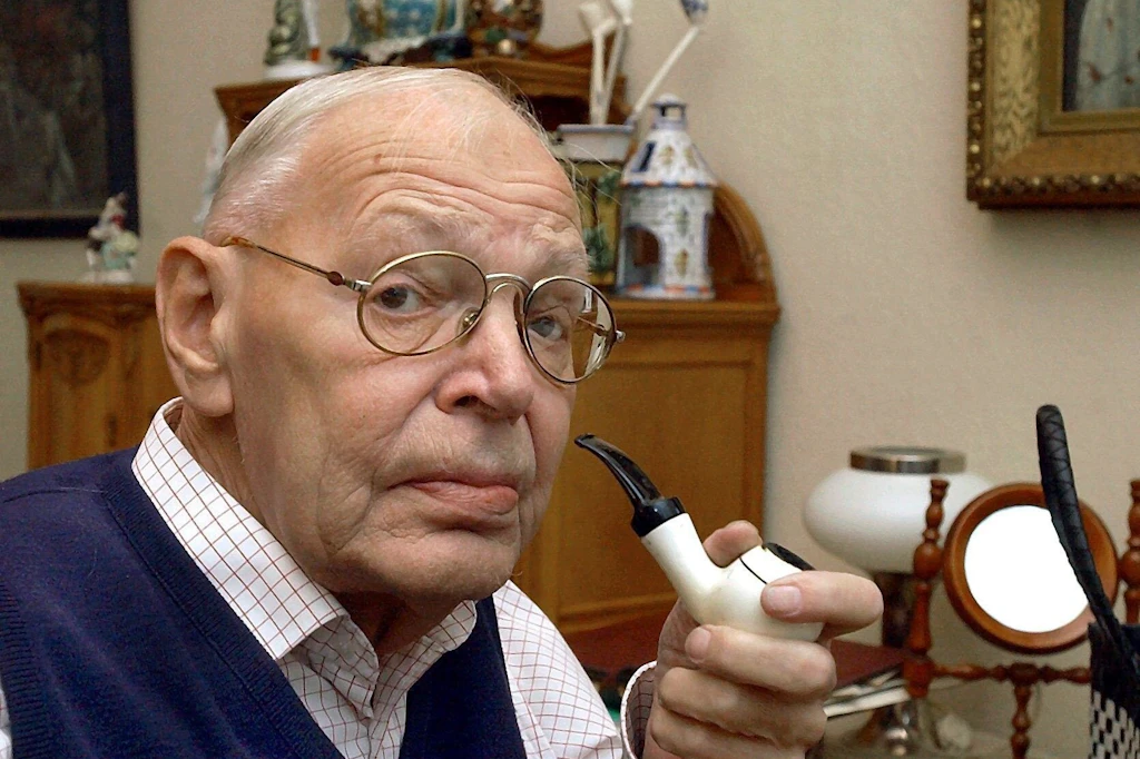 Der Maler und Grafiker Werner Tübke sitzt 2003 in seinem Leipziger Atelier.