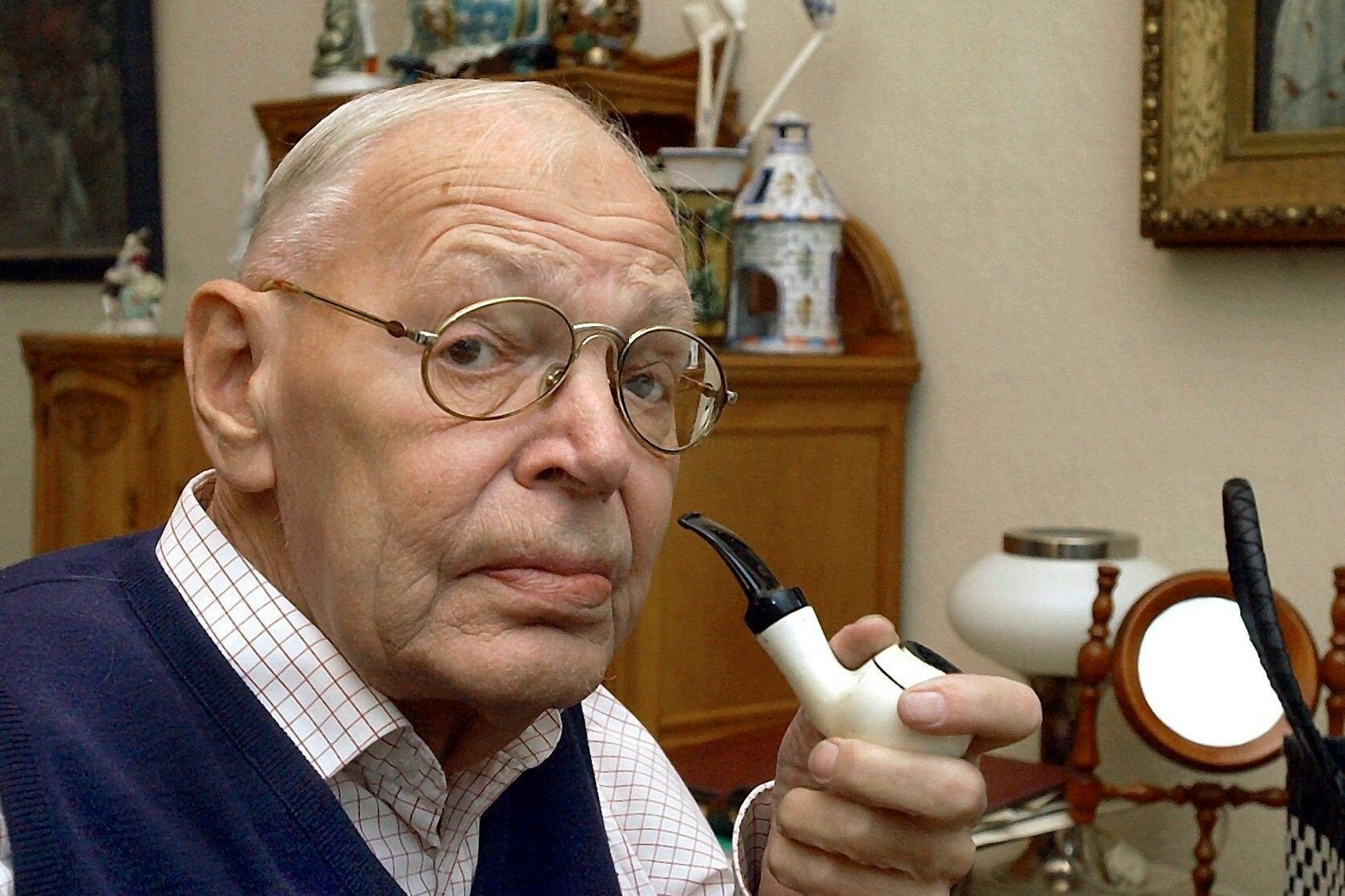 Der Maler und Grafiker Werner Tübke sitzt 2003 in seinem Leipziger Atelier.