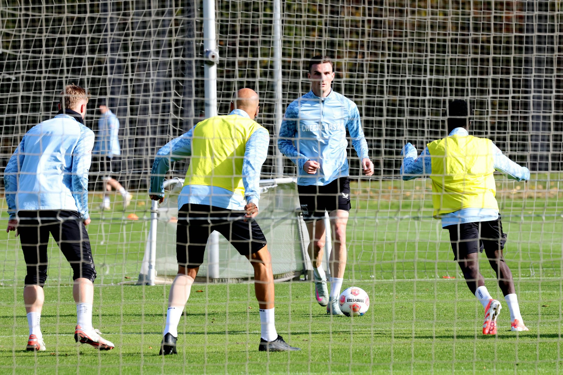 Niklas Kolbe (3.v.l.) ragt beim Hertha-Training nicht nur wegen seiner Größe heraus.