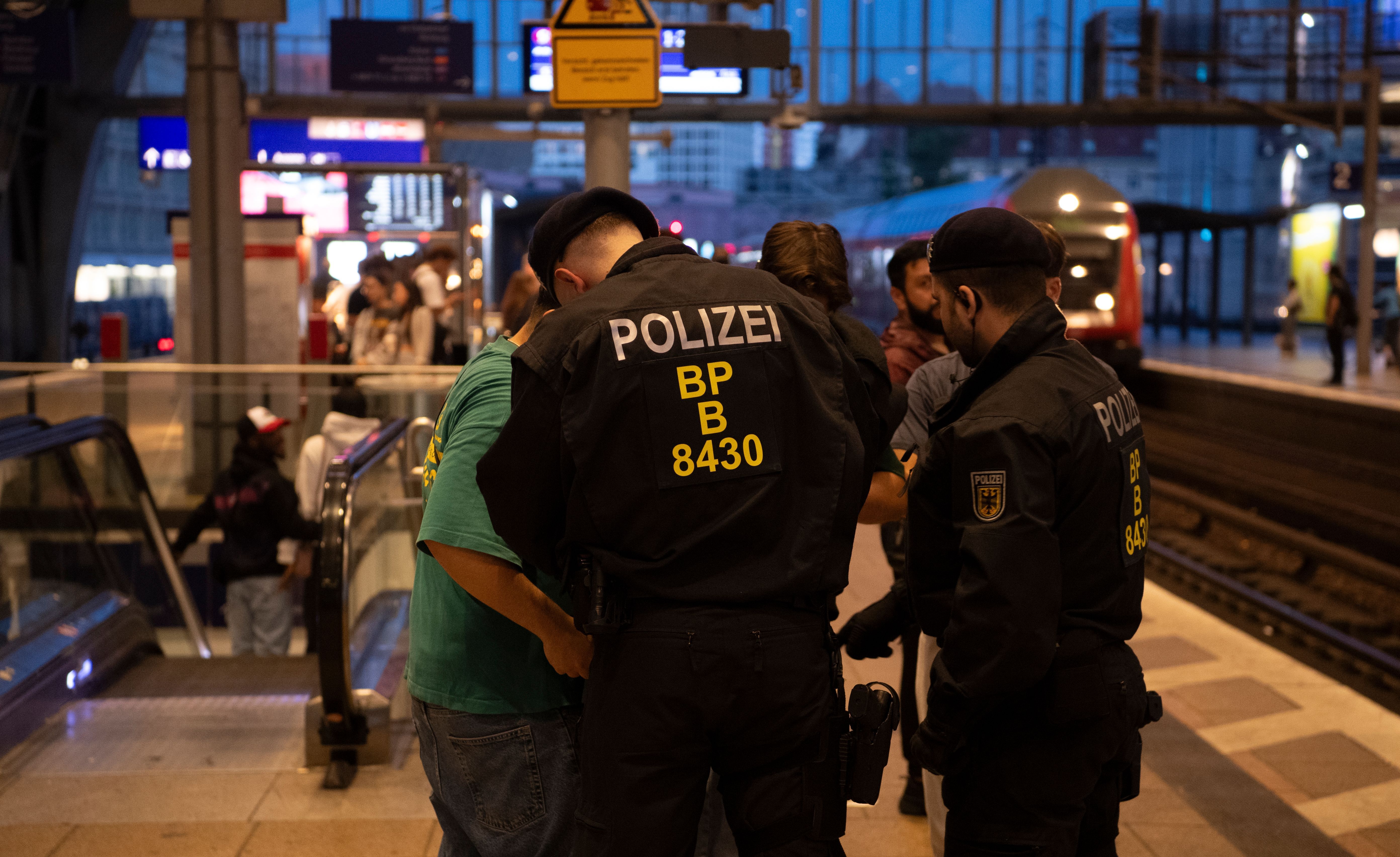 Berliner Bahnhöfe: Neue Waffenkontrollen decken massiven Verstoß auf!