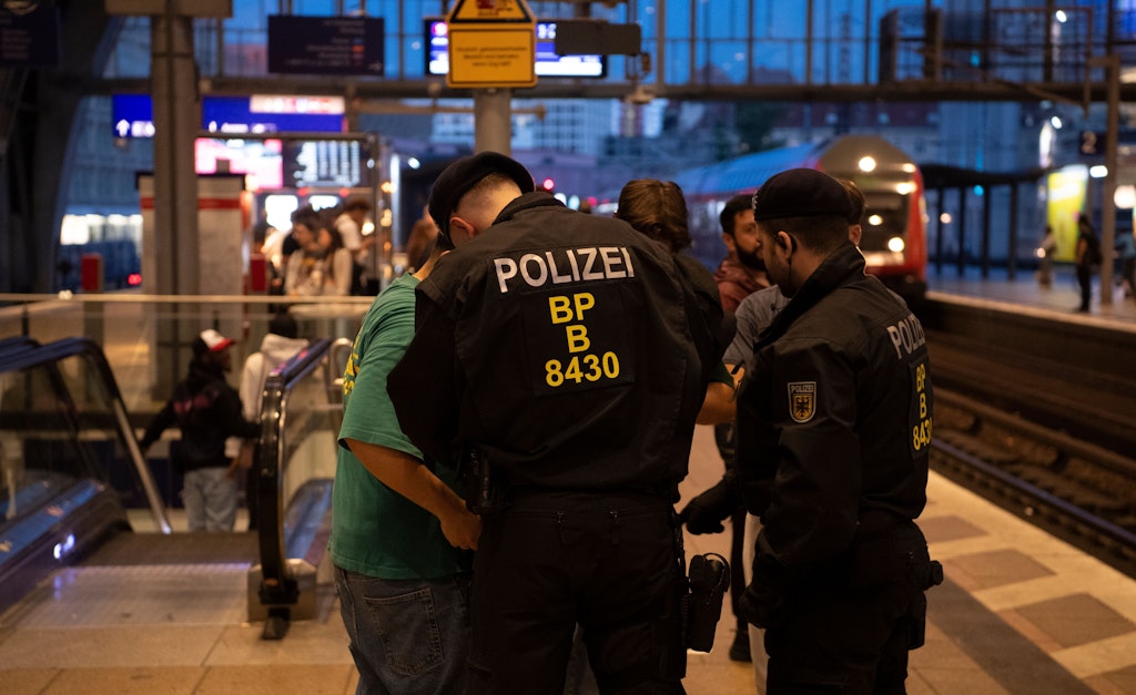 Auf-Berliner-Bahnh-fen-561-Waffen-beschlagnahmt-62-Haftbefehle-vollstreckt