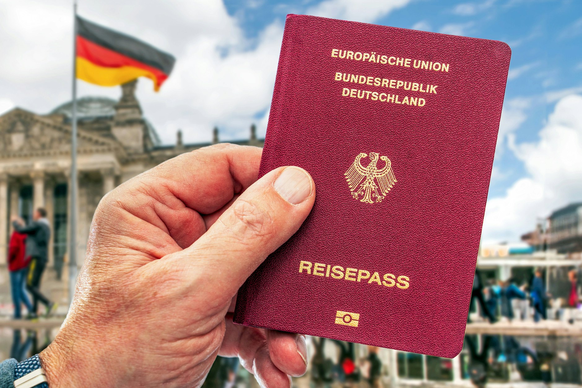 Vor einer Einbürgerung wird auch gründlich überprüft, ob der Antragssteller sich zum Schutz jüdischen Lebens bekennt.