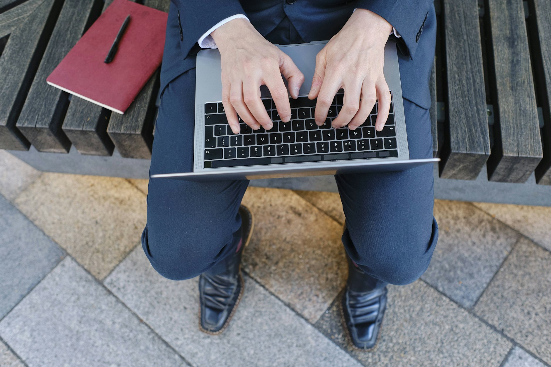 Ein Mann tippt am Computer. Die EU-Kommission will Cookie-Banner auf einzelnen Internetseiten abschaffen.