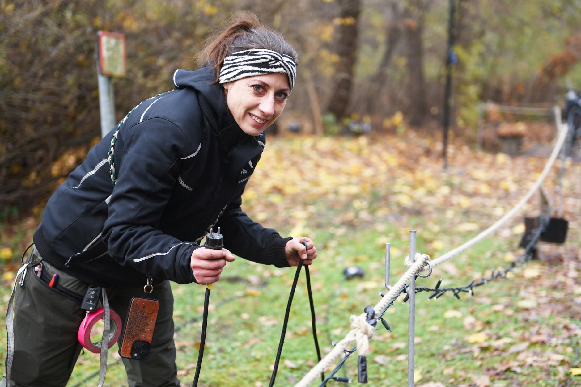 Sie steckt die Leitungen zusammen: Jessica Ries ist die Herrin über Millionen von LED-Lampen bei „Weihnachten im Tierpark“.