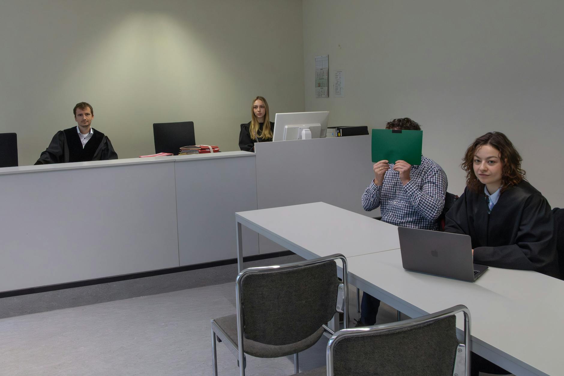 Der angeklagte Polizeibeamte mit seiner Verteidigerin