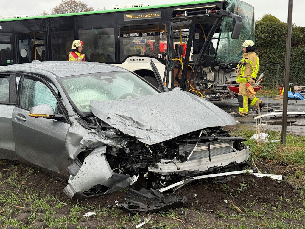 Bus-prallt-mit-Auto-zusammen-viele-Verletzte
