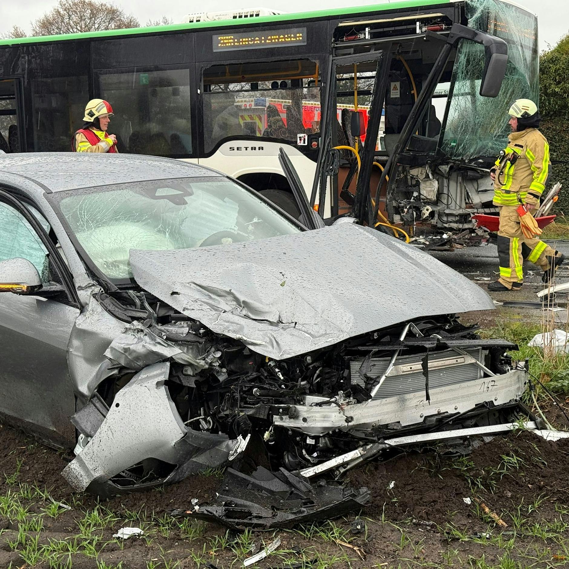 Bus prallt mit Auto zusammen – drei Verletzte