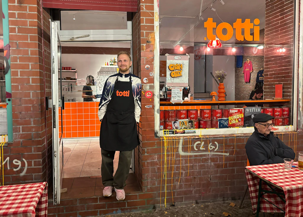 Francesco Totti grüßt Berliner Pizzeria: Warum die Fußball-Legende ...