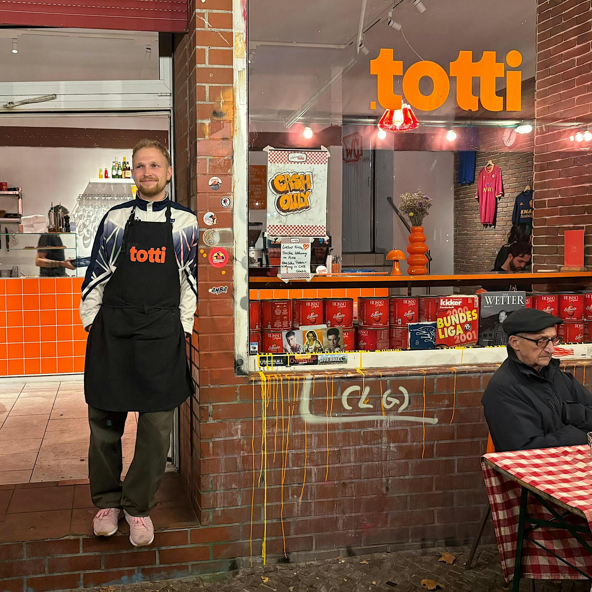 Francesco Totti grüßt Berliner Pizzeria: Warum die Fußball-Legende Kreuzberg besuchen will