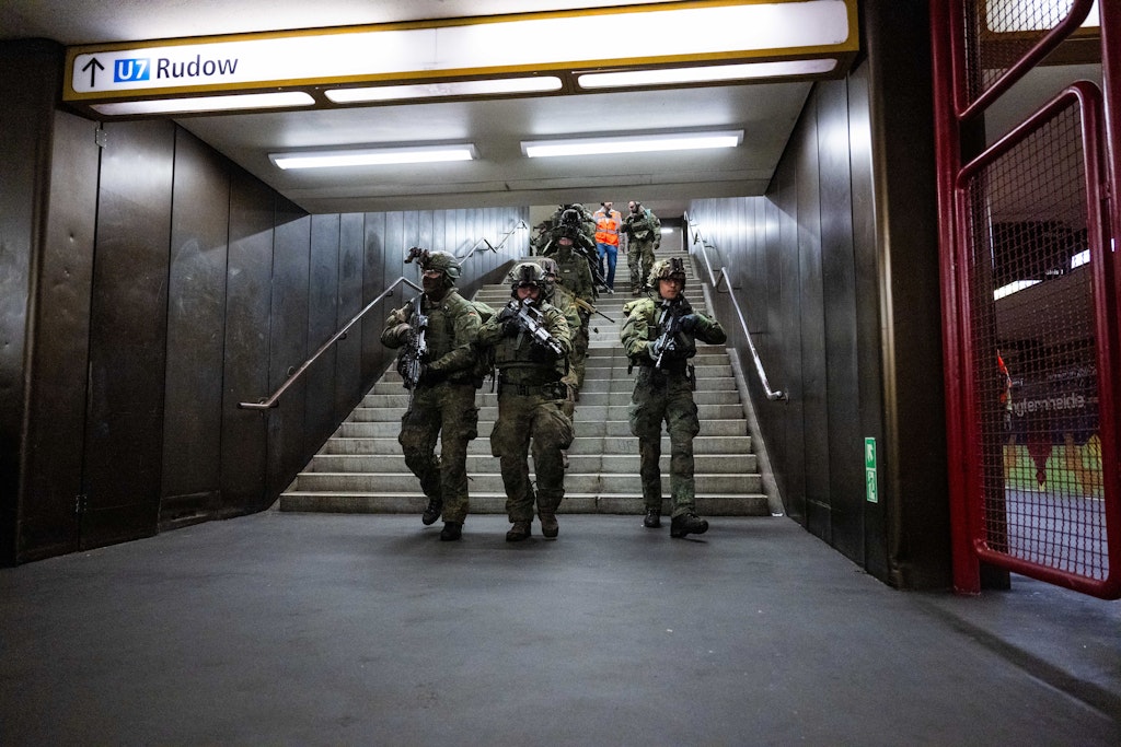 Bundeswehr im Innern: Krieg in Berliner U-Bahnhof