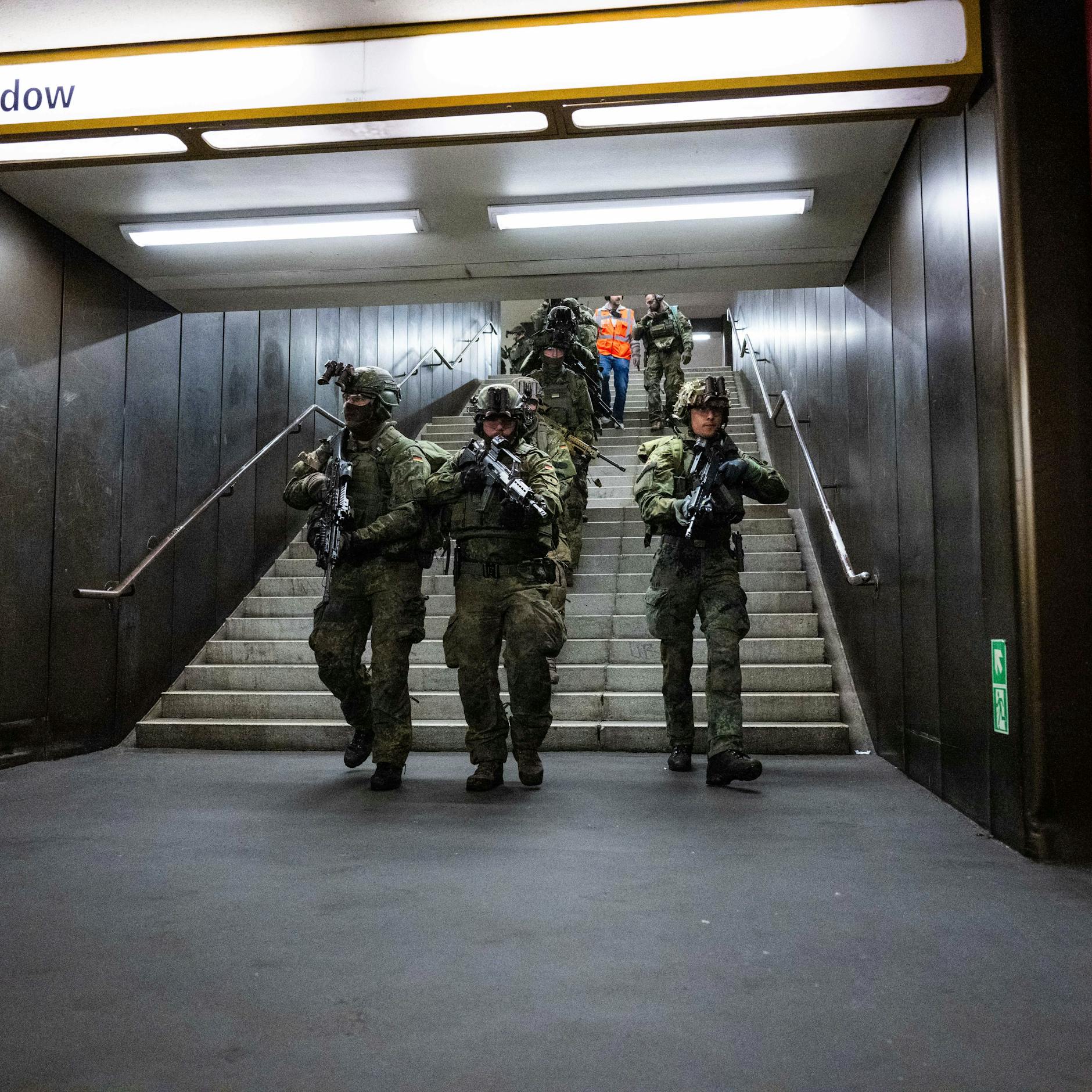 Image - Bundeswehr im Innern: Krieg in Berliner U-Bahnhof