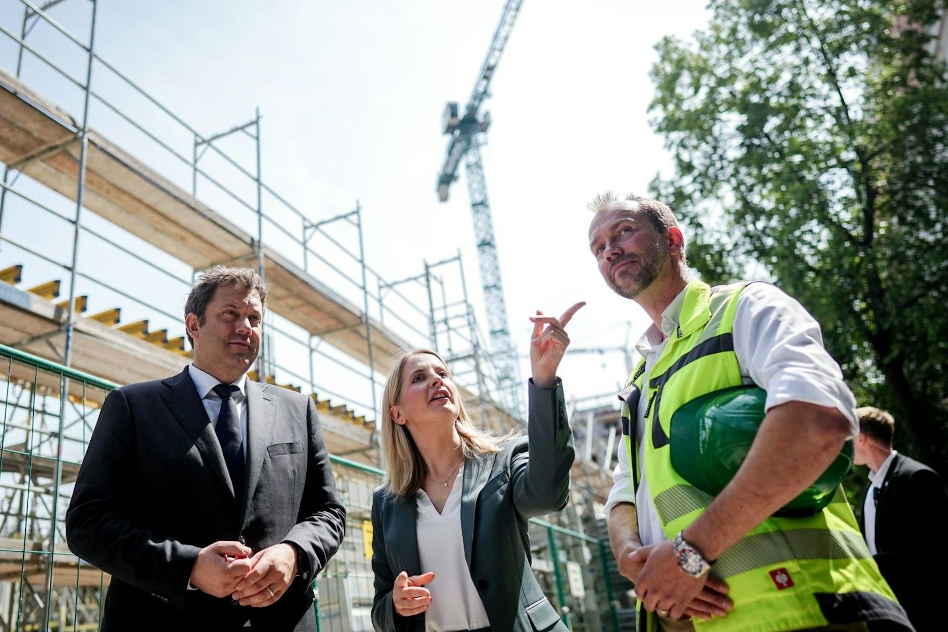 So sehen sie aus, die schönen Wohnbauwelten der Verena Hubertz – hier mit Lars Klingbeil (l.) auf einer Baustelle in Berlin. Doch die Fassade bröckelt gewaltig.