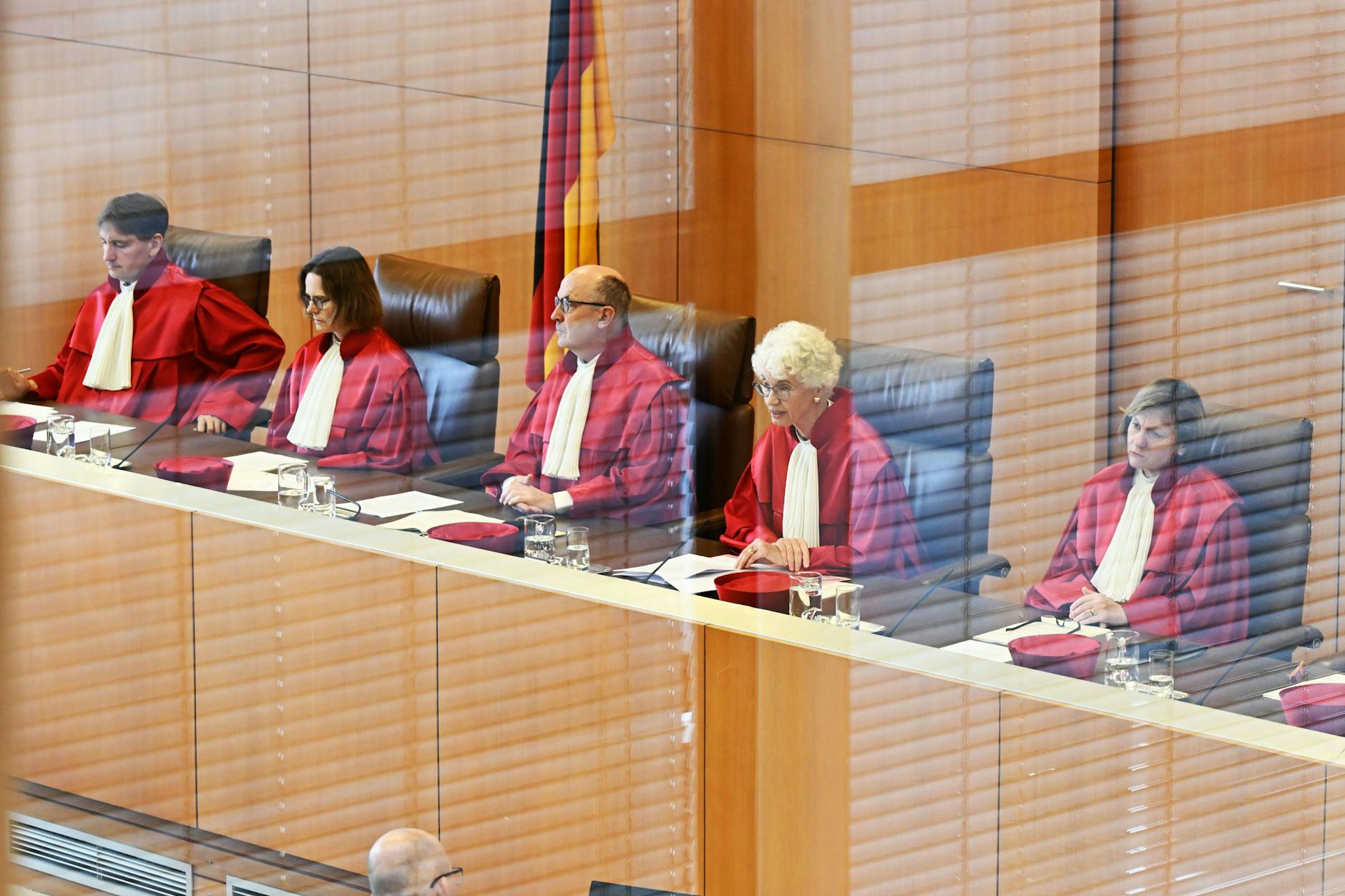 Der Zweite Senat des Bundesverfassungsgerichts hat in Karlsruhe entschieden, dass Beamte in Berlin jahrelang zu schlecht bezahlt wurden.