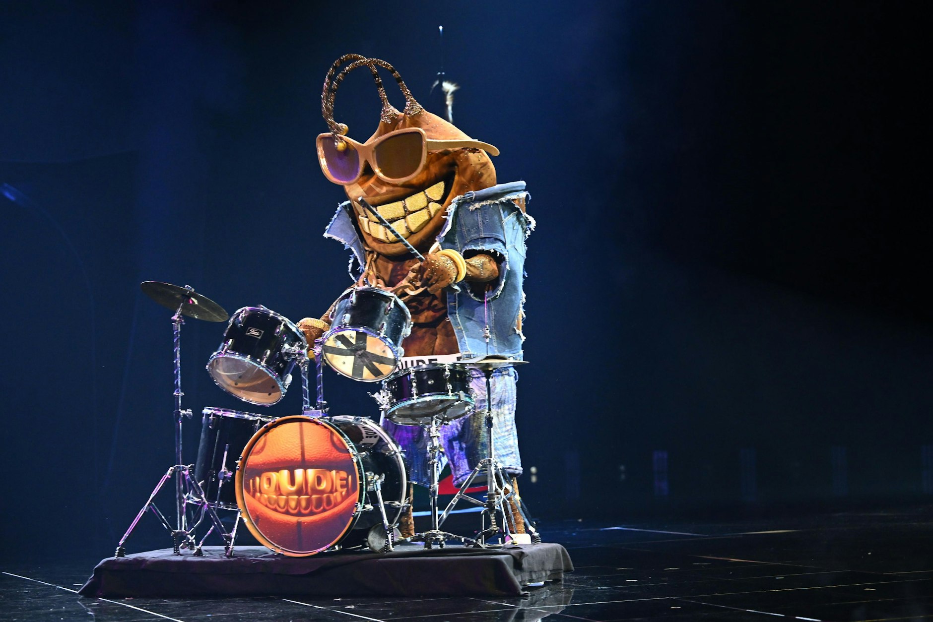 In der zweiten Ausgabe von „Masked Singer“ überzeugte die Stinkwanze Dude sogar mit einem Schlagzeugsolo. Welcher Star hat das drauf?