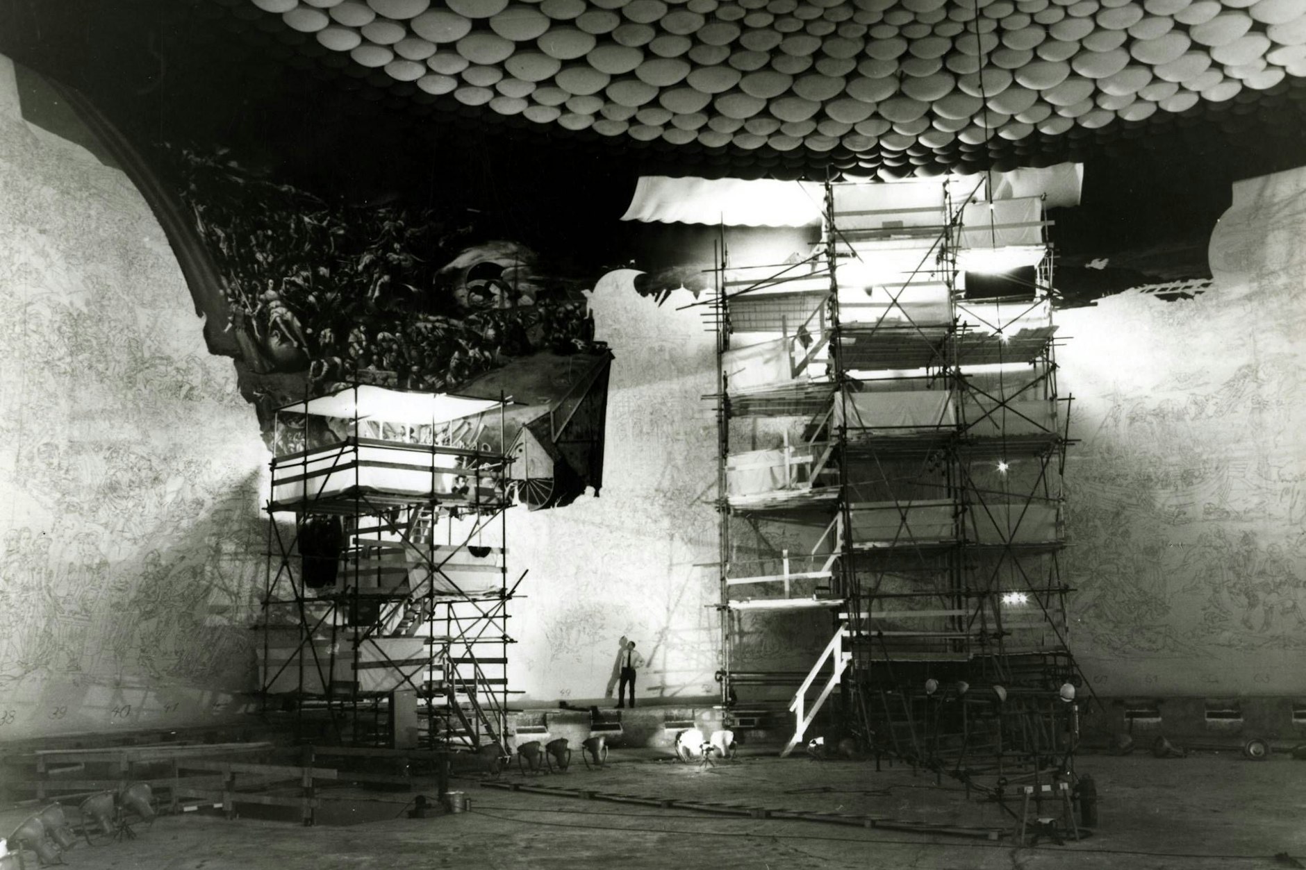 Werner Tübke (1929-2004) vor seinem Bauernkriegspanorama