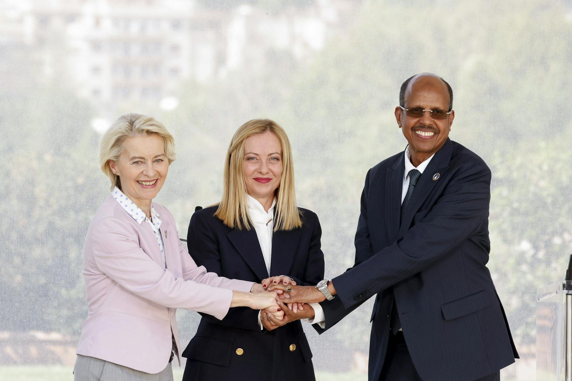EU-Kommissionspräsidentin Ursula von der Leyen, Italiens Ministerpräsidentin Georgia Meloni und der Präsident der Afrikanischen Union, Mahamoud Ali Youssouf, bei der Präsentation des Mattei-Plans und der EU-Global-Gateway-Initiative im Juni 2025 in Rom