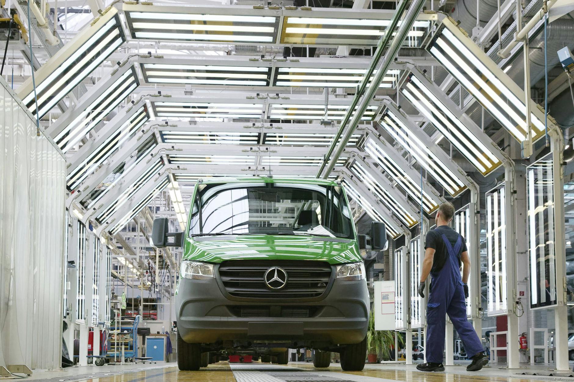 <a href="https://www.berliner-zeitung.de/topics/mercedes-benz">Mercedes-Benz</a> lässt die Sprinter-Produktion in Ludwigsfelde in Brandenburg bis 2030 auslaufen und verlagert sie nach Polen.