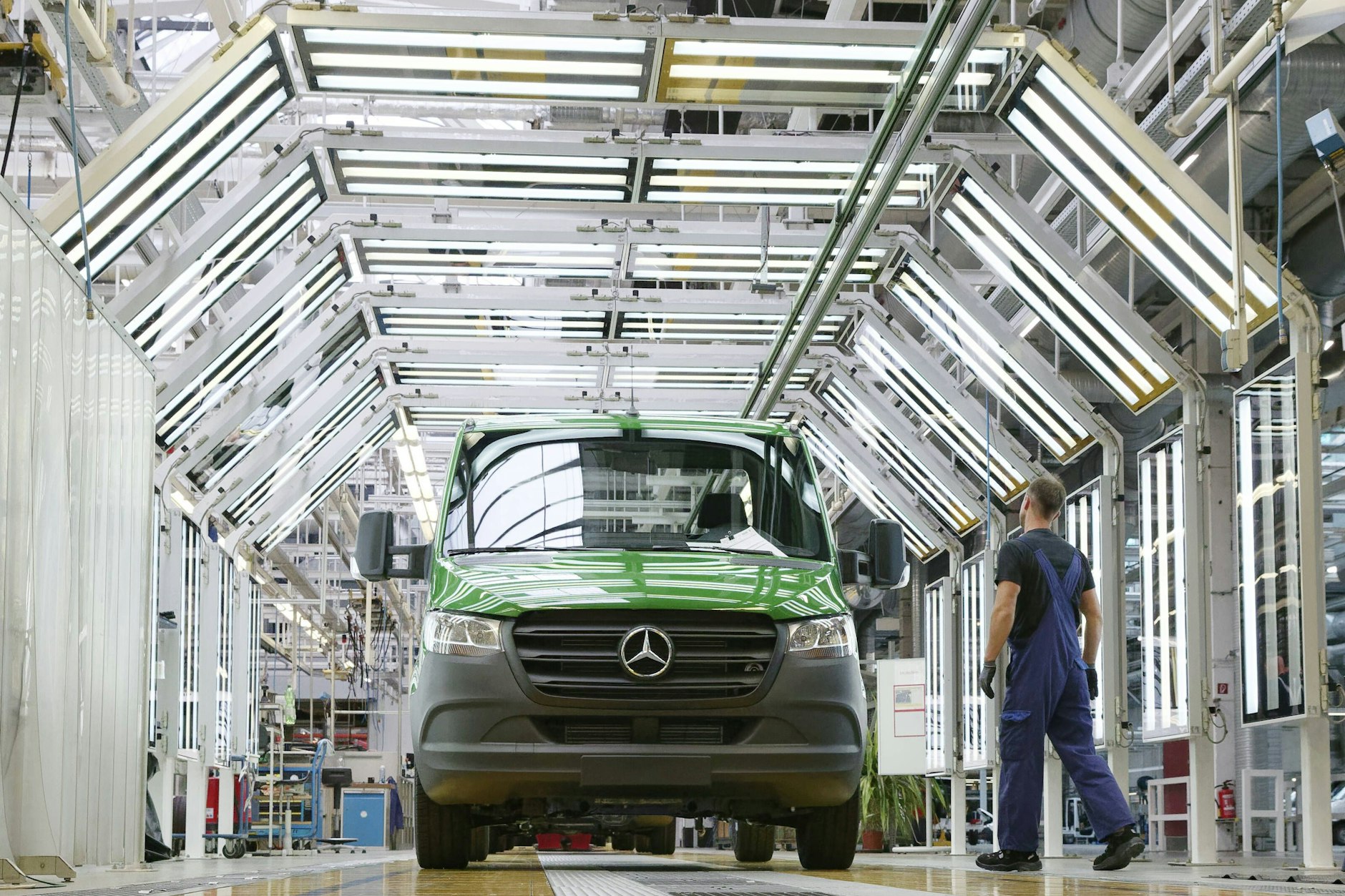 <a href="https://www.berliner-zeitung.de/topics/mercedes-benz">Mercedes-Benz</a> lässt die Sprinter-Produktion in Ludwigsfelde in Brandenburg bis 2030 auslaufen und verlagert sie nach Polen.