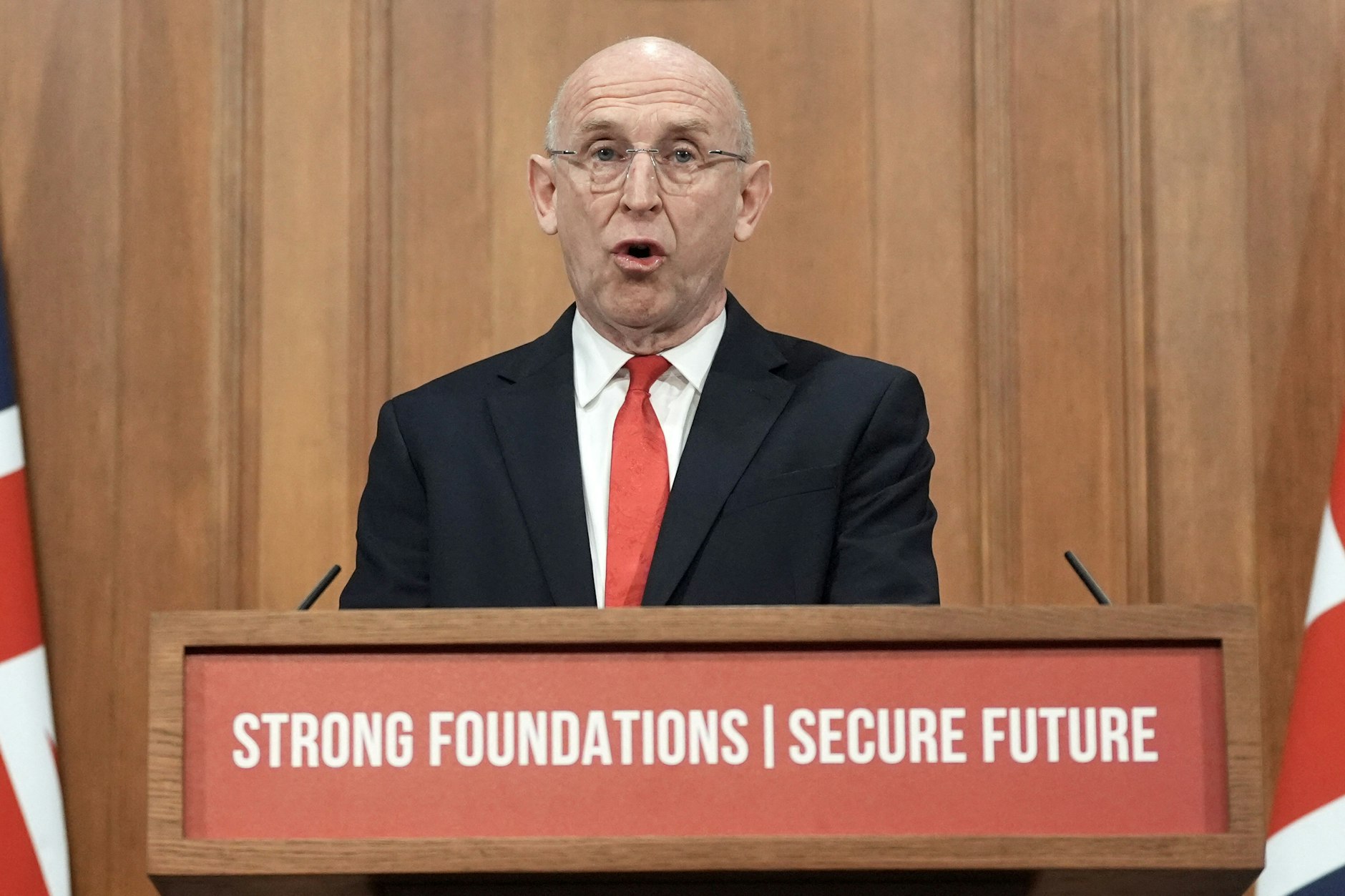 Großbritanniens Verteidigungsminister John Healey spricht während einer Pressekonferenz vor Journalisten.