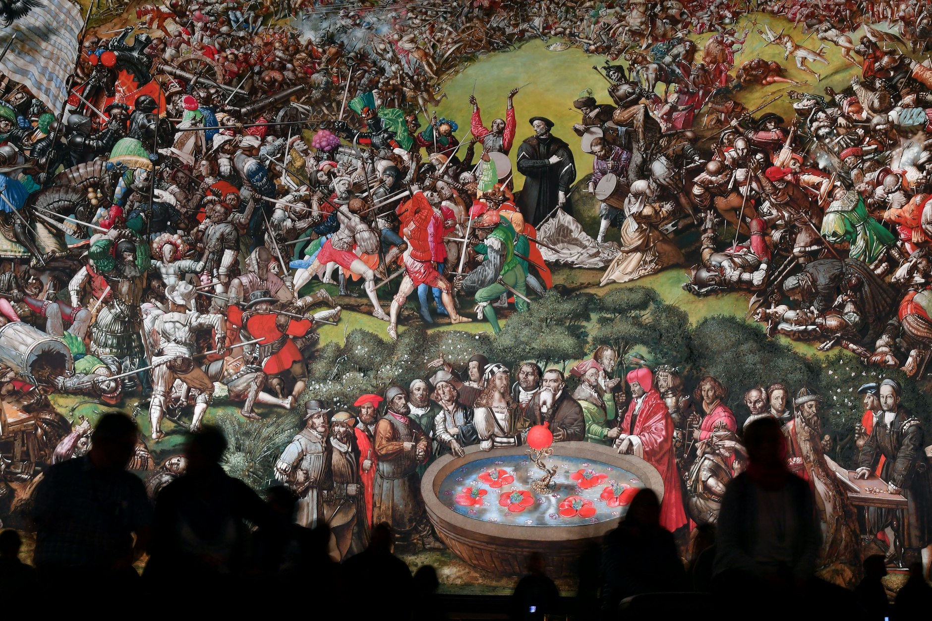 Besucher besichtigen das Bauernkriegspanorama im Panorama Museum in Bad Frankenhausen.