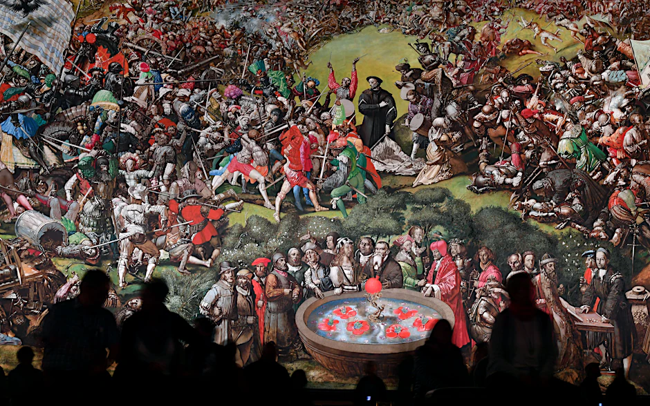 Besucher besichtigen das Bauernkriegspanorama im Panorama Museum in Bad Frankenhausen.