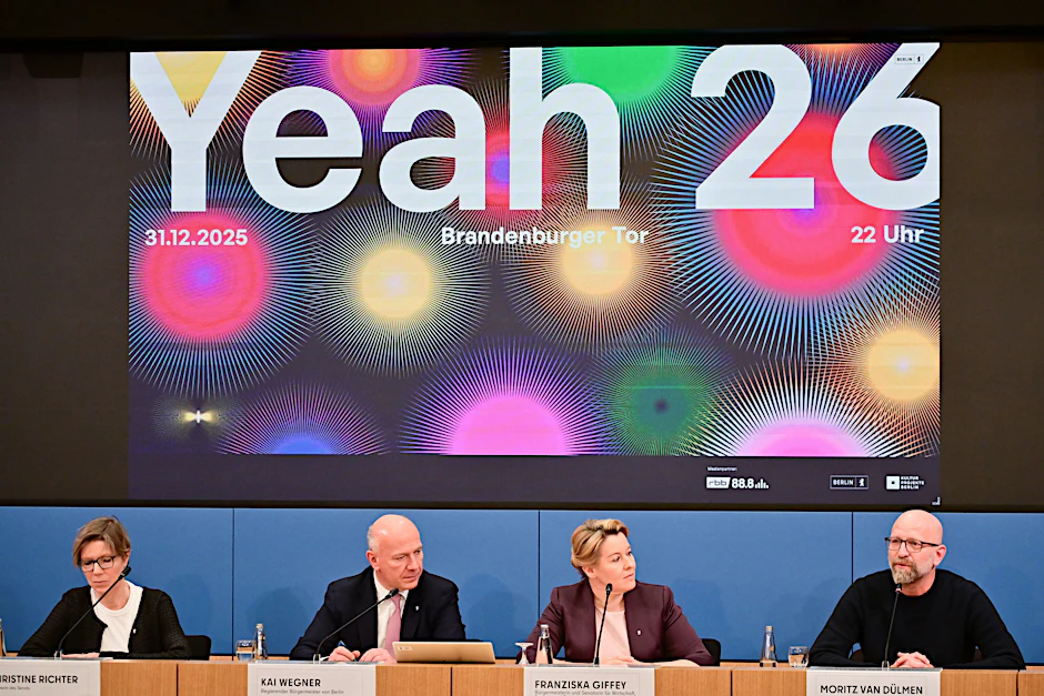 Senatssprecherin Christine Richter, der Regierende Bürgermeister Kai Wegner (CDU), Wirtschaftssenatorin Franziska Giffey (SPD) und Moritz van Dülmen, Geschäftsführer der Kulturprojekte Berlin GmbH (von links nach rechts)